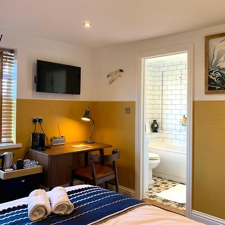 The Blue Bell Inn إيمسوورث المظهر الخارجي الصورة