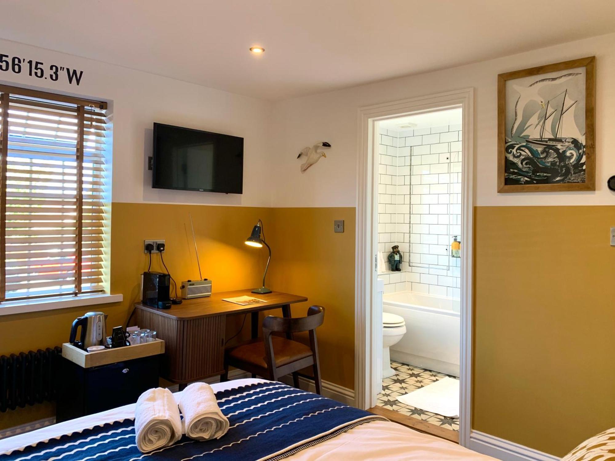 The Blue Bell Inn إيمسوورث المظهر الخارجي الصورة